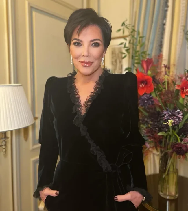 Kris Jenner yang dikenal sebagai bintang reality show Keeping Up With the Kardashians memamerkan foto selfie terbarunya di Instagram. Foto tersebut dikomentari nyinyir netizen karena ibu Kim Kardashian itu dianggap terlihat menyeramkan dengan wajah yang sudah terlalu banyak mendapat operasi plastik. Foto: Dok. Instagram