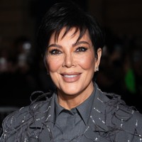 Ahli bedah plastik Dr Fadi Hamaani mengatakan pada Fabulous, seperti dikutip The Sun, Kris Jenner melakukan perawatan rhinoplasty. Oleh karena itu hidung wanita 68 tahun itu terlihat berbeda dari penampilannya di tahun-tahun sebelumnya. Foto: Marc Piasecki/Getty Images