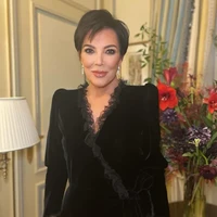 Kris Jenner yang dikenal sebagai bintang reality show Keeping Up With the Kardashians memamerkan foto selfie terbarunya di Instagram. Foto tersebut dikomentari nyinyir netizen karena ibu Kim Kardashian itu dianggap terlihat menyeramkan dengan wajah yang sudah terlalu banyak mendapat operasi plastik. Foto: Dok. Instagram