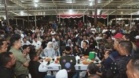 Sering mengadakan pertemuan dengan masyarakat, tempat yang dipilihnya cukup unik. Warung penyaji makanan Aceh dipilih Mahfud MD untuk berbincang sambil santap lezat. Foto: Instagram/mahfudmd