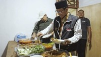 Masakan rumahan menjadi hidangan yang selalu dipilih Mahfud MD. Mendatangi jamuan makan ia bergegas mengambil sepotong ayam goreng beserta lalapan di hadapannya. Foto: Instagram/mahfudmd
