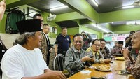 Berkunjung ke suatu daerah, biasanya Mahfud MD akan menyempat diri untuk makan bersama tetua agama setempat. Warung nasi tradisional yang legendaris dipilih untuk menjamu eks Menteri Politik, Hukum, dan HAM. Foto: Instagram/mahfudmd