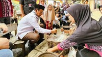 Mahfud MD juga begitu memerhatikan para pelaku UMKM. Contohnya saat ke Cirebon ia ikut serta membantu pengrajin emping dalam proses produksi. Foto: Instagram/mahfudmd