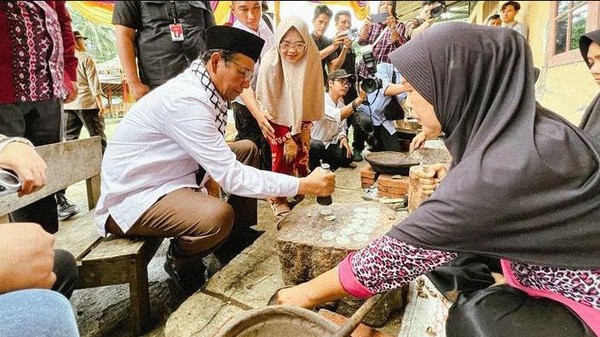 Momen Mahfud MD Makan Bareng Warga hingga Bertemu Pelaku UMKM