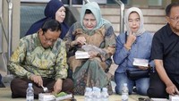 Mahfud MD selama ini menampilan persona politisi yang rendah hati. Ia tidak sungkan untuk menyantap konsumsi yang diberikan walaupun sekadar nasi kotak saja. Foto: Instagram/mahfudmd