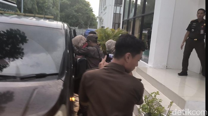 Malahatul Fardah saat digelandang masuk ke dalam mobil tahanan Kejari Gresik.