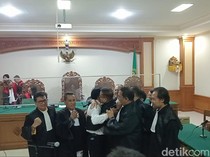 Antara Girang-Peluk Pengacara Seusai Divonis Bebas