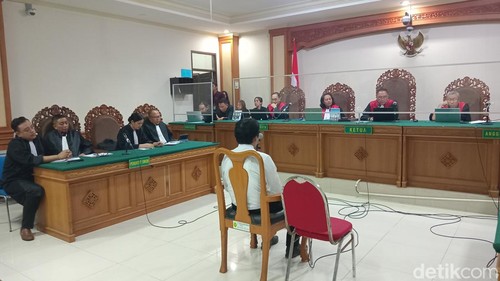 Mantan Rektor Unud I Nyoman Gde Antara menjalani sidang di Pengadilan Tipikor Denpasar, Kamis (23/2/2024). (Aryo Mahendro/detikBali)