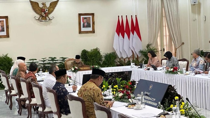 Ma’ruf Amin Pimpin Rapat Penanggulangan Kemiskinan, Risma-Sri Mulyani Hadir