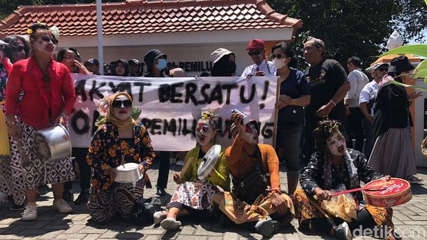 Massa aksi di Bawaslu DIY bawa 'Krupuk Mlempem Award', Kamis (22/2/2024).