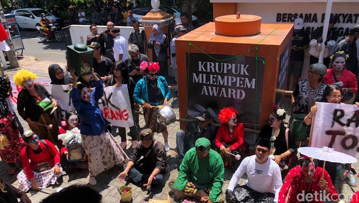 Massa aksi di Bawaslu DIY bawa Krupuk Mlempem Award, Kamis (22/2/2024).
