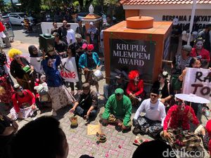Massa Geruduk Bawaslu DIY Bawa Krupuk Mlempem Award