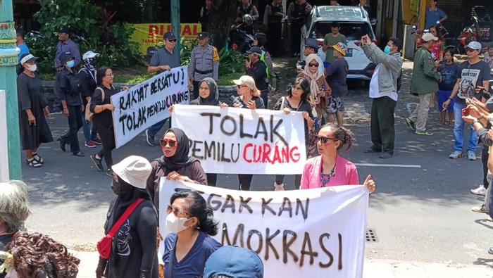 Massa demo di kantor Bawaslu DIY, Kota Jogja, Kamis (22/2/2024).