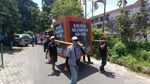 Potret Demo di Bawaslu DIY, Massa Bawa Krupuk Mlempem Award