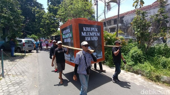 Massa demo di kantor Bawaslu DIY, Kota Jogja, Kamis (22/2/2024).