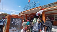 Dalam aksi ini, massa menghadiahi Bawaslu DIY dua kaleng kerupuk melempem. Massa memberi Bawaslu Krupuk Mlempem Award. Foto: Dwi Agus/detikJogja