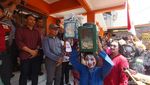 Potret Demo di Bawaslu DIY, Massa Bawa Krupuk Mlempem Award