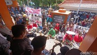 Aksi massa berlangsung tertib. Massa ditemui langsung oleh Ketua Bawaslu DIY Mohammad Najib. Foto: Dwi Agus/detikJogja