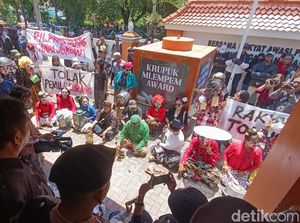 Potret Demo di Bawaslu DIY, Massa Bawa Krupuk Mlempem Award
