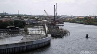 Proyek tanggul laut ini terus dikebut Kementerian PUPR melalui PT Wijaya Karya (Persero) Tbk (WIKA).