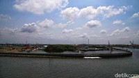 Tanggul laut ini masuk dalam proyek National Capital Integrated Coastal Development (NCICD).