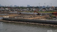 Sejumlah alat berat mengerjakan proyek tanggul laut di Pantai Dadap, Kabupaten Tangerang, Banten, Kamis (22/2/2024).