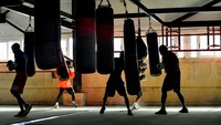 Selain menghabiskan waktu berjam-jam di gym, para petinju melengkapi persiapan mereka dengan pengkondisian improvisasi: memukul ban truk, karung pasir buatan sendiri, dan tali yang digunakan untuk menarik truk keluar dari parit.  