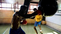 Namun La Finca, sebutan untuk Sekolah Tinju Nasional, lebih terkenal karena kekurangannya: hanya ada sedikit peralatan canggih, tidak ada pemantauan komputer mutakhir, tidak ada hydromassage untuk mengakhiri hari seperti yang biasa terjadi dalam kompetisi dan pelatihan kelas atas di Eropa atau Amerika Serikat.  