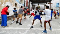 Juara Olimpiade dua kali Julio La Cruz, 34, berkeringat banyak setelah sesi latihan, tersenyum malu-malu ketika ditanya rahasia sukses Kuba.  