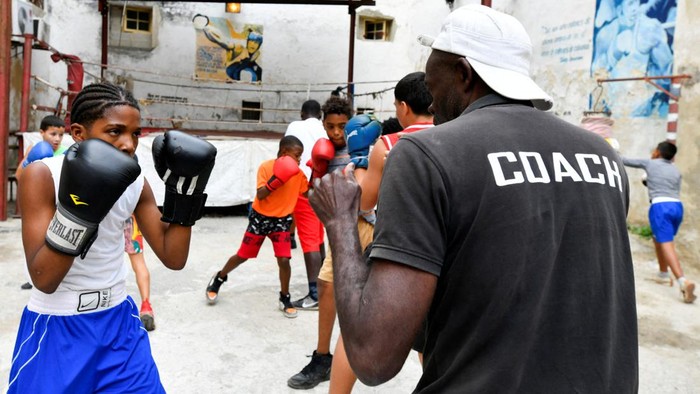 Melihat Salah Satu Kota di Kuba Penghasil Petinju Olimpiade Terbaik Children attend a boxing lesson in downtown Havana, Cuba, February 14, 2024. REUTERS/Norlys Perez NO RESALES. NO ARCHIVES