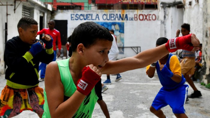 Children attend a boxing lesson in downtown Havana, Cuba, February 14, 2024. REUTERS/Norlys Perez NO RESALES. NO ARCHIVES