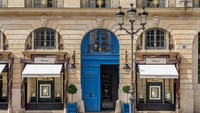 Hotel ini berada di jantung kota Paris, Prancis.