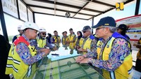 Menteri PUPR Basuki Hadimuljono mendampingi Anggota IV Badan Pemeriksa Keuangan (BPK) RI Haerul Saleh meninjau progres pembangunan infrastruktur dasar Ibu Kota Negara (IKN) Nusantara di Kalimantan Timur, Rabu (21/2/2024). Adapun kunjungan tersebut dilakukan dalam rangka audit pembangunan.