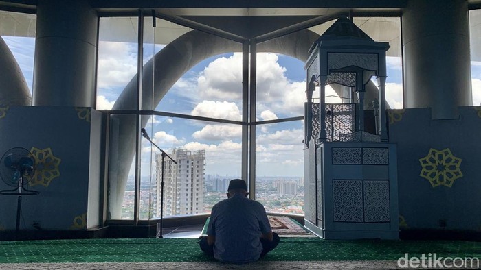 Menikmati Keindahan Masjid Tertinggi di Jakarta