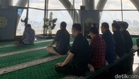 Pemandangan dari Masjid ini, dapat melihat kota Jakarta 360 derajat.