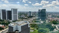 Masjid ini memiliki kaca sebagai dindingnya, sehingga kita dapat melihat pemandangan luasnya kota Jakarta.