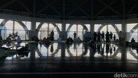Jamaah menunaikan shalat di Masjid Ar Rahim, Gedung Menara 165, Jakarta, Kamis (22/2/2024).