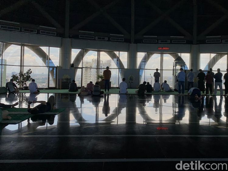 Menikmati Keindahan Masjid Tertinggi di Jakarta