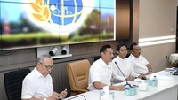 Mengutip Instagram Kementerian ATR/BPN, AHY mengatakan tidak bisa melanjutkan memimpin rapat, karena mendapatkan info untuk harus segera terbang ke Sulawesi Utara, untuk besok paginya meninjau lokasi Bendungan Lolak di Kabupaten Bolaang Mongondow, sekitar 5 jam perjalanan darat dari Manado.Foto: Dok. Kementerian ATR/BPN