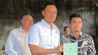 Penyerahan sertifikat secara door to door kepada masyarakat yang berprofesi sebagai tukang kayu, petani dan nelayan.Foto: Dok. Kementerian ATR/BPN