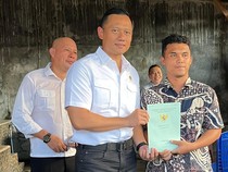 Tancap Gas! AHY Blusukan Lewat Gang Sempit Bagi-bagi Sertifikat