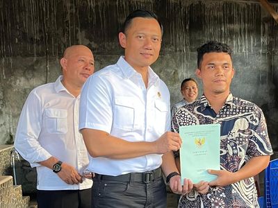 Tancap Gas! AHY Blusukan Lewat Gang Sempit Bagi-bagi Sertifikat