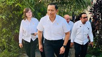 Menteri Agraria dan Tata Ruang/Kepala Badan Pertanahan (ATR/BPN), Agus Harimurti Yudhoyono (AHY) langsung melaksanakan kunjungan kerja pertamanya sehari pasca dilantik dan serah terima jabatan. AHY bertolak ke Provinsi Sulawesi Utara pada Kamis (22/02/2024) untuk menyerahkan sertifikat tanah dan meninjau pelayanan pertanahan di Kota Manado.Foto: Dok. Kementerian ATR/BPN