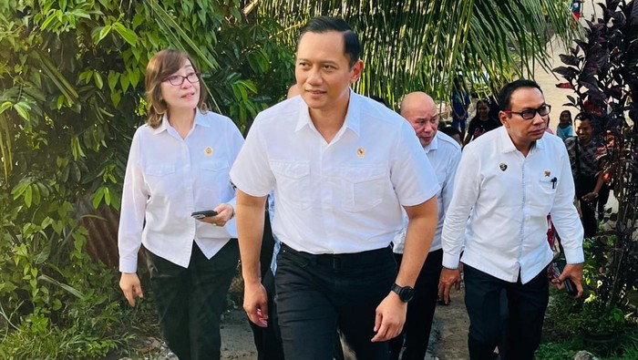 Menteri ATR/Kepala BPN Agus Harimurti Yudhoyono (AHY) bagi-bagi sertifikat