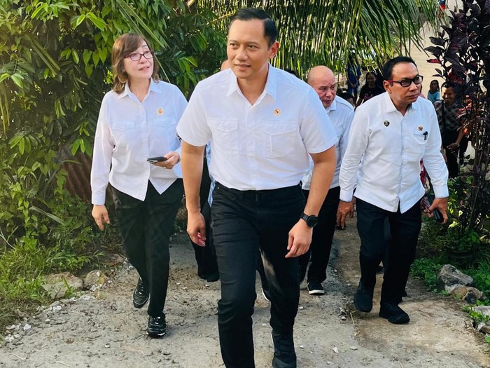 Menteri ATR/Kepala BPN Agus Harimurti Yudhoyono (AHY) Menteri ATR/Kepala BPN Agus Harimurti Yudhoyono (AHY) bagi-bagi sertifikat