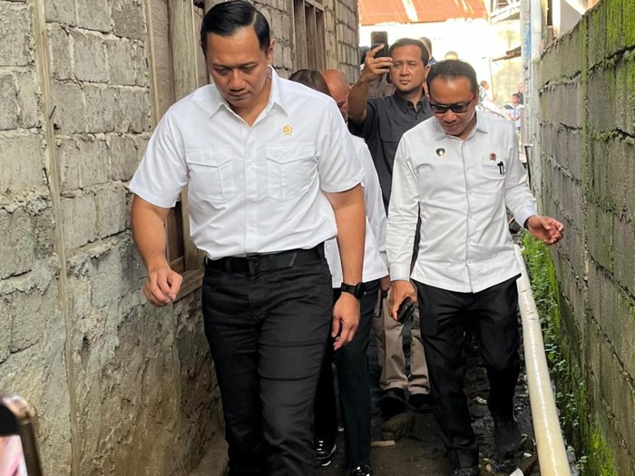 Menteri ATR/Kepala BPN Agus Harimurti Yudhoyono (AHY) bagi-bagi sertifikat