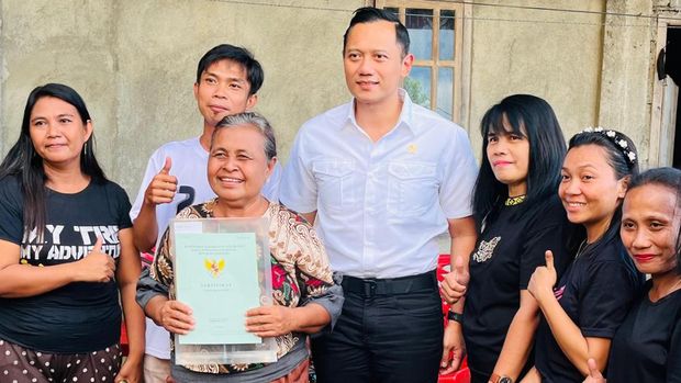 Menteri ATR/Kepala BPN Agus Harimurti Yudhoyono (AHY) bagi-bagi sertifikat