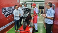 Octavianus Dwi Marketing Director AHM, Ahmad Muhibbuddin General Manager Corporate Communication AHM dan General Manager Technical Service V.H. Kunsala Krishna saat berbincang dengan salah satu peserta kompetisi. Sebagai kegiatan yang diproyeksikan untuk menyiapkan generasi unggul di bidang vokasi otomotif roda dua, kompetisi ini juga menguji kompetensi teknis peserta siswa dan kemampuan proses belajar mengajar guru, melalui uji teori dan praktik tentang teknologi sepeda motor Honda tekini.