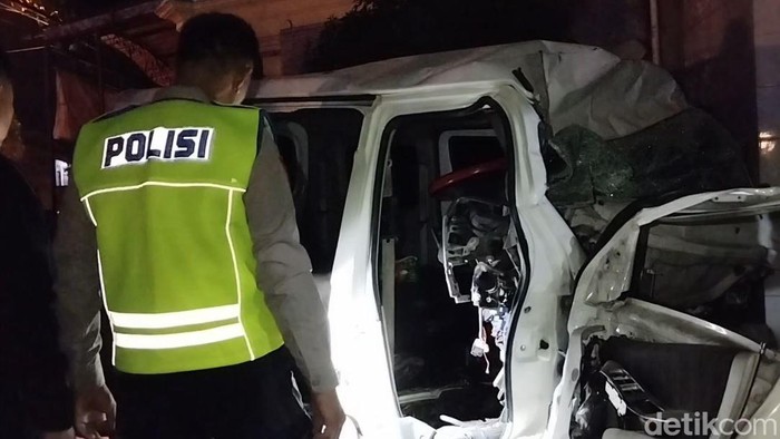 Minibus ringsek usai menabrak rumah di Pacitan hingga pengemudinya tewas
