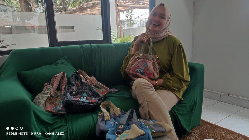 Devi Yanuari dan dumpling bag (tas tangan perempuan) produksinya